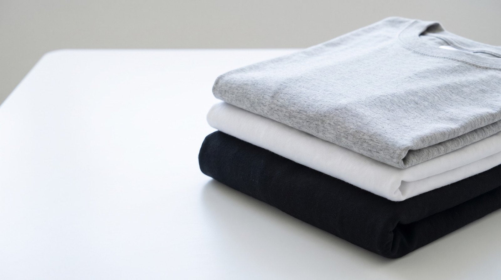 厚さの違う無地Tシャツ3枚をたたんで重ねた様子